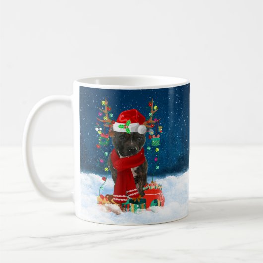 Staffordshire Bull Terrier in Snow met Kerstmis Koffiemok (Links)