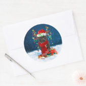 Staffordshire Bull Terrier in Snow met Kerstmis Ronde Sticker (Envelop)