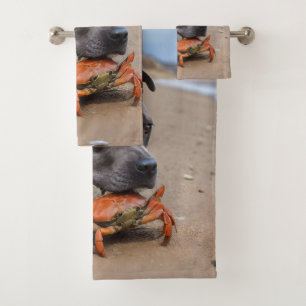 Staffy is bevriend met een strandkrab, bad handdoek