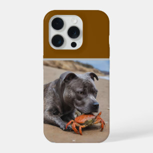 Staffy is bevriend met een strandkrab, iPhone 15 pro case
