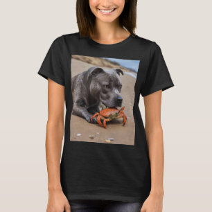 Staffy is vrienden met een strandkrab, t-shirt