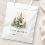 Stag- en kerstbomen Vrolijke kerstnaam Bedankzakje<br><div class="desc">Christmas gunsttassen met een prachtig waterverf schilderij van een hert die voor de kerstbomen staat. Groene tekst "Vrolijk kerstfeest" en aanpasbare naam hieronder.</div>