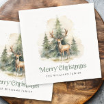 Stag- en kerstbomen Vrolijke kerstnaam Servet<br><div class="desc">Kerstservetten met een prachtig waterverf schilderij van een hert die voor de kerstbomen staat. Groene tekst "Vrolijk kerstfeest" en aanpasbare naam hieronder.</div>