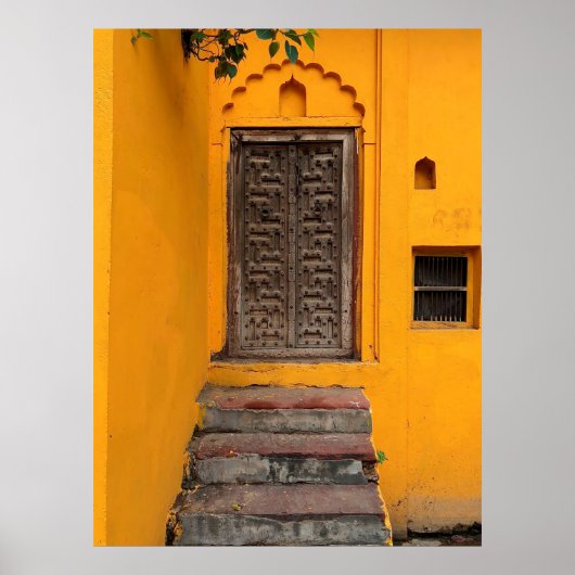 STAIRCASE IN DE VOORZIJDE VAN DE WOODEN DEUR POSTER (Voorkant)