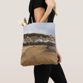 Staithes Harbour Beach and Village Front Tote Bag (Dichtbij)