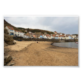 Staithes Harbour Beach en het dorpsfront Foto Afdruk
