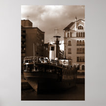 Stalen schip voor de huizen