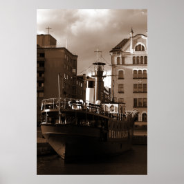 Stalen schip voor de huizen poster