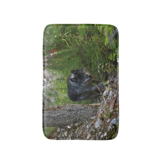 Stalking Gray Wolf en Wilderness Forest Badmat (Voorkant Verticaal)