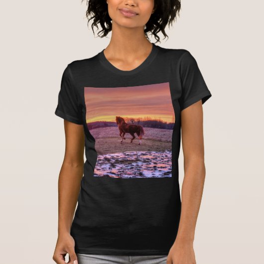 Stallion Running Home op Sunset on Ranch T-shirt (Voorkant)