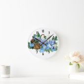 Stammand met blauwe hydrangeas en wit klein ronde klok (Huis)