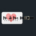 Stamped Heart Rustic Mr & Mrs Monogram Bagagelabel<br><div class="desc">Een gestempeld hart,  voor jou en je liefje. Rustiek,  stijlvol,  lief. Dit bagagelabel heeft een witte achtergrond,  een roze hart in stempelstijl en een prachtig handgeschreven stijltekst. Het is tegelijkertijd leuk en elegant - gewoon het bagagelabel om je koffer te onderscheiden van de rest.</div>