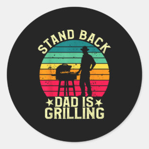 Stand Back Dad is BBQ aan het grillen bij Meat Smo Ronde Sticker