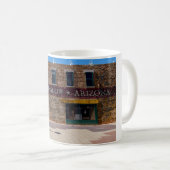 Stand-in op de hoek in Winslow, AZ. Koffiemok (Voorkant rechts)