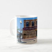 Stand-in op de hoek in Winslow, AZ. Koffiemok (Voorkant links)