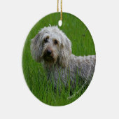 Standaard dachshund met wierharing in gras keramisch ornament (Rechts)