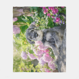 Standaard Schnauzer Puppy in een bloeiende tuin Fleece Deken
