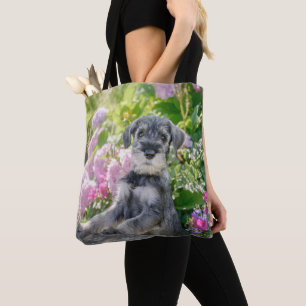 Standaard Schnauzer Puppy in een bloeiende tuin Tote Bag