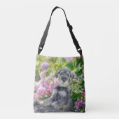 Standard Schnauzer Puppy in een bloeiende tuin - Crossbody Tas (Achterkant)