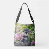 Standard Schnauzer Puppy in een bloeiende tuin - Crossbody Tas (Voorkant)