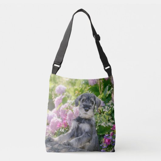 Standard Schnauzer Puppy in een bloeiende tuin - Crossbody Tas (Voorkant)