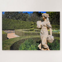 Standbeeld in een voorjaarstuin