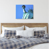 STANDBEELD VAN LIBERTY OMWIKKELD CANVAS AFDRUK (Insitu (Slaapkamer))