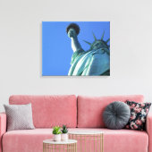 STANDBEELD VAN LIBERTY OMWIKKELD CANVAS AFDRUK (Insitu (Woonkamer))