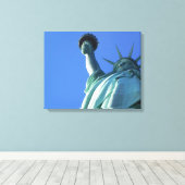 STANDBEELD VAN LIBERTY OMWIKKELD CANVAS AFDRUK (Insitu (Houten vloer))