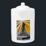 Standbeeld van Liberty Torch & US Navy Tweede Were Theepot<br><div class="desc">Het jaar was 1942. De wereld werd overspoeld door het duister van de Tweede Wereldoorlog. Aan de overkant van de Atlantische Oceaan ontvouwden de verschrikkingen van de oorlog zich, een grimmige herinnering aan de fragiele vrede die Amerika ooit had genoten. Het spook van het conflict dreigde groot te worden en...</div>