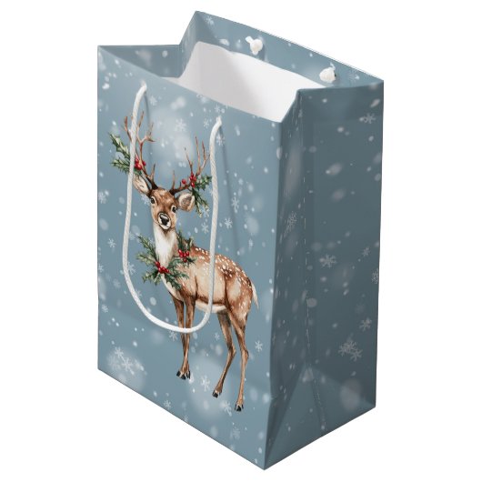 Standing Deer With Christmas Holly and Berries Medium Cadeauzakje (Voorkant Gekanteld)