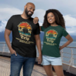 Stap aan boord van het schip Retro Birthday Cruise T-shirt<br><div class="desc">Dit ontwerp kan op het gebied worden gepersonaliseerd dat door de foto en/of tekst te veranderen wordt verstrekt. Of het kan worden aangepast door te klikken deze Sjabloon personaliseert en dan de klik te kiezen om verdere optie aan te passen en de kleur van de achtergrond te schrappen of te...</div>