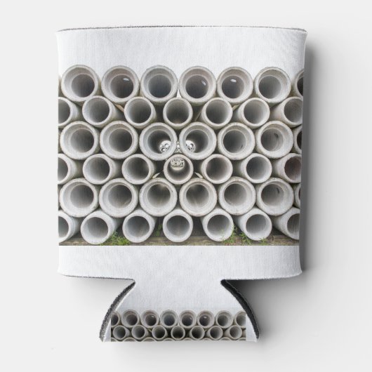 Stapel betonnen rioolbuizen bij de fabriek blikjeskoeler (Voorkant)