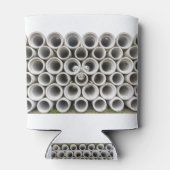 Stapel betonnen rioolbuizen bij de fabriek blikjeskoeler (Achterkant)