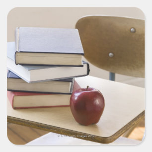 Stapel boeken, appel en schoolbureau vierkante sticker