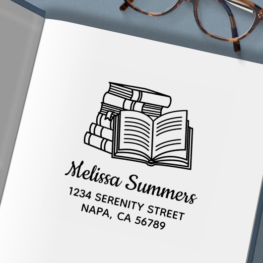 Stapel Boeken en Open Boekadres Zelfinktende Stempel