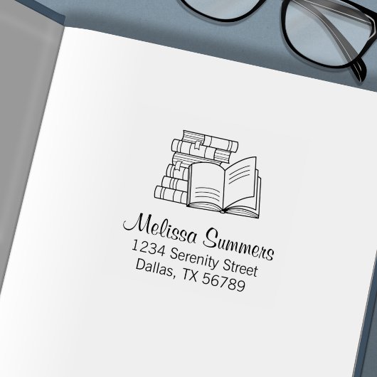 Stapel Boeken en Open Boekadres Zelfinktende Stempel