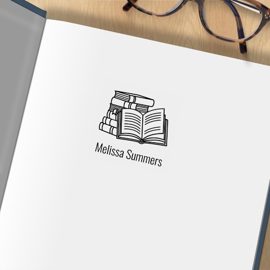 Stapel boeken en open boekenplaat 1x1 rubberstempel
