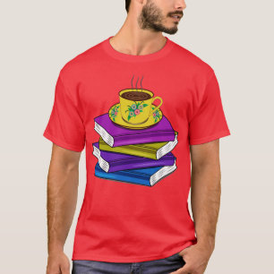stapel boeken en warme koffie t-shirt