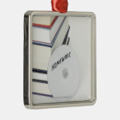 Stapel boeken met cd metalen ornament (Rechts)