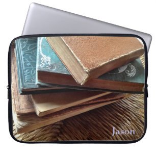 stapel boeken op oude laptophoes laptop sleeve