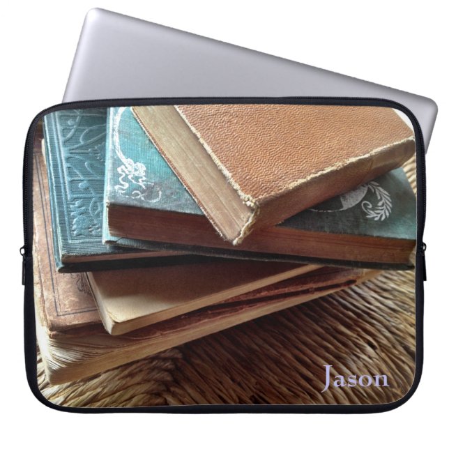 stapel boeken op oude laptophoes laptop sleeve (Voorkant)