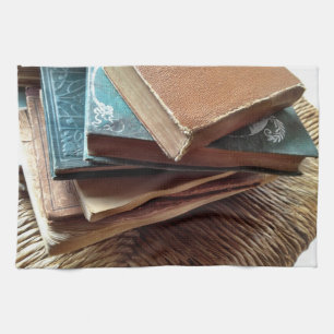 Stapel boeken op oude stoel theedoek