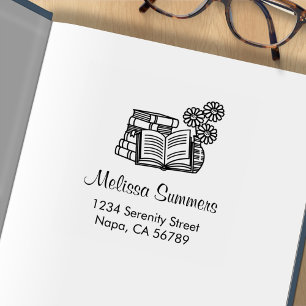 Stapel boeken, open boek, bloemen adres rubberstempel