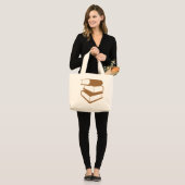 Stapel bruine boeken grote tote bag (Voorkant (model))