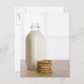 Stapel chocoladekoekjes melk in een glas briefkaart (Voorkant / Achterkant)