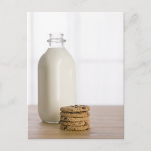 Stapel chocoladekoekjes melk in een glas briefkaart (Voorkant)