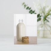 Stapel chocoladekoekjes melk in een glas briefkaart (Staand voorkant)