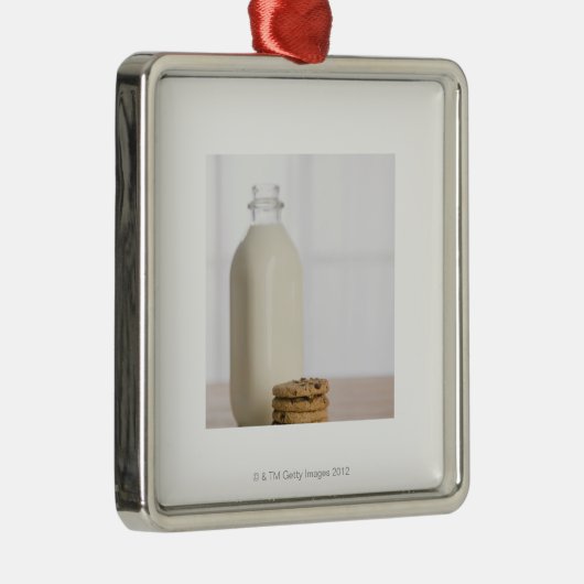 Stapel chocoladekoekjes melk in een glas metalen ornament (Rechts)