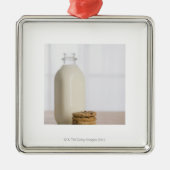 Stapel chocoladekoekjes melk in een glas metalen ornament (Voorkant)